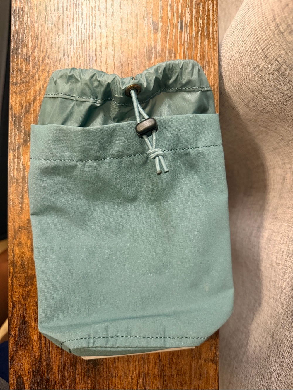Fjallraven Kånken Frost Green Bottle Pocket featuring a drawstring closure